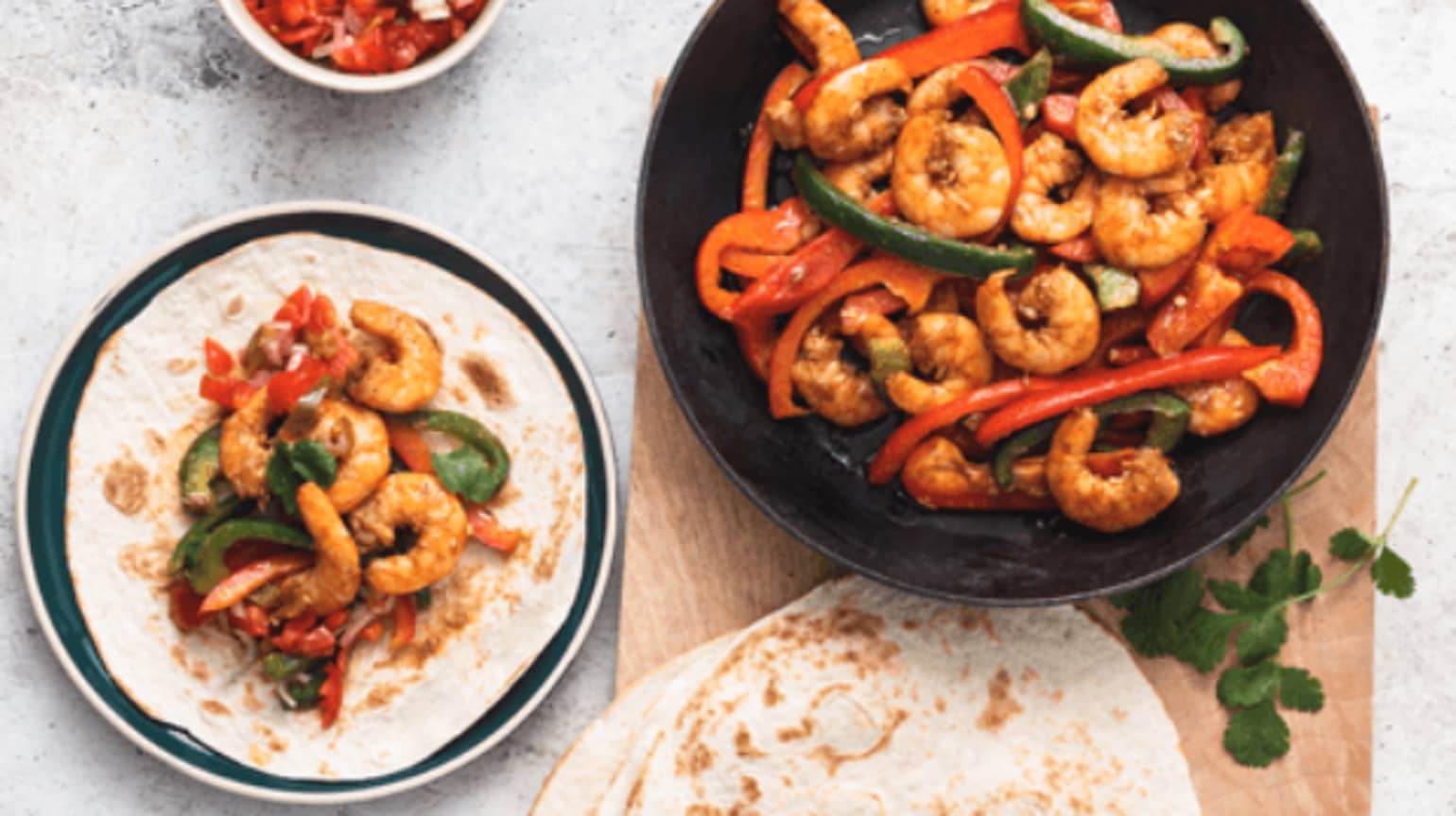 Fajitas mit Garnelen, Paprika und Pico de Gallo